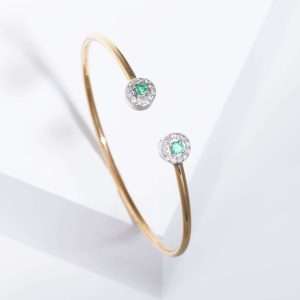 18K YELLOW GOLD BANGLE WITH WHITE DIAMOND AND EMERALD