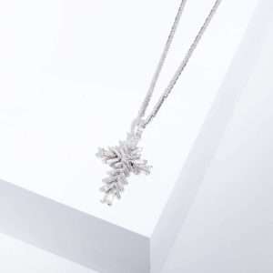 18K WHITE GOLD CROSS NECKLACE WITH WHITE DIAMOND