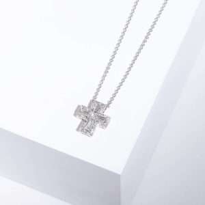 18K WHITE GOLD CROSS NECKLACE WITH WHITE DIAMOND