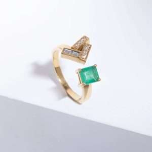 18K YELLOW GOLD RING WITH WHITE DIAMOND AND EMERALD