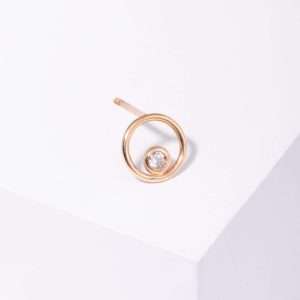 18K YELLOW GOLD SINGLE CIRCLE STUD EARRING WITH WHITE DIAMOND