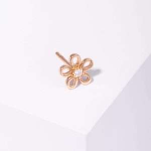 18K YELLOW GOLD SINGLE FLOWER STUD EARRING WITH WHITE DIAMOND