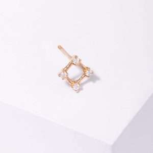 18K YELLOW GOLD SINGLE SQUARE STUD EARRING WITH WHITE DIAMOND