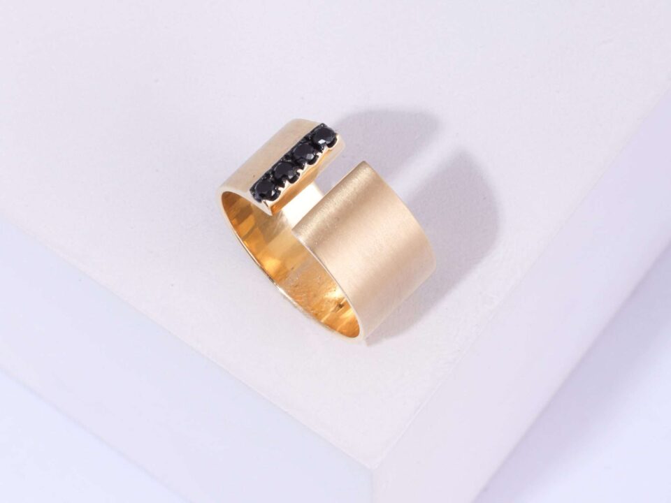 18K YELLOW GOLD OPEN RING WITH BLACK DIAMOND