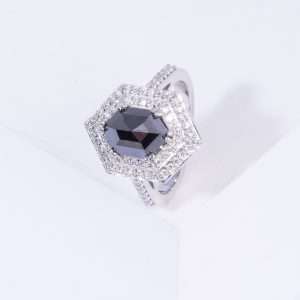 18K WHITE GOLD RING WITH WHITE AND BLACK  DIAMOND