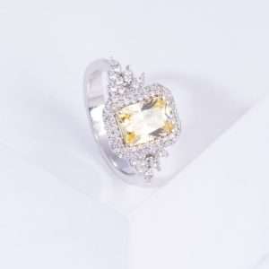 18K WHITE GOLD RING WITH WHITE  DIAMOND AND YELLOW GARNET STONE