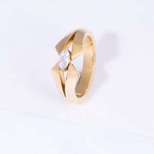 18K YELLOW GOLD RING WITH WHITE DIAMOND