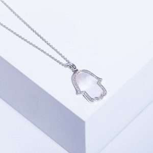 18K WHITE GOLD FATIMA HAND NECKLACE WITH WHITE DIAMOND AND MOTHER OF PEARL