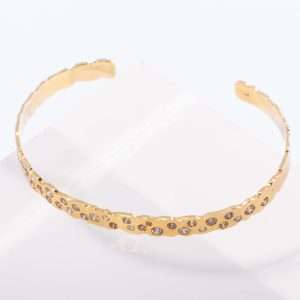 18K YELLOW GOLD BANGLE WITH WITHE AND BROWN DIAMOND