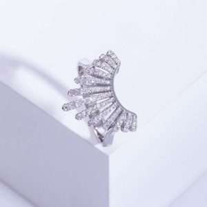 18K WHITE GOLD RING WITH WHITE DIAMOND