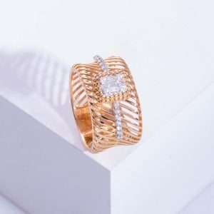 18K PINK GOLD RING WITH WHITE DIAMOND