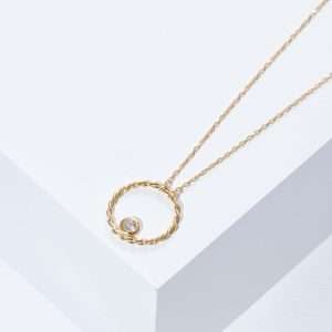 18K YELLOW GOLD CIRCLE NECKLACE WITH WHITE DIAMOND