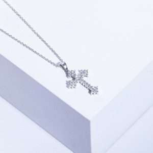 18K WHITE GOLD CROSS NECKLACE WITH WHITE DIAMOND