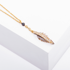 18K YELLOW GOLD FEATHER NECKLACE WITH WHITE DIAMOND
