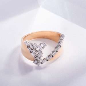 18K PINK GOLD RING WITH WHITE DIAMOND