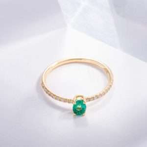 18K YELLOW GOLD RING WITH EMERALD AND WHITE DIAMOND