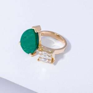 18K YELLOW GOLD RING WITH WHITE DIAMOND AND MALACHITE STONE