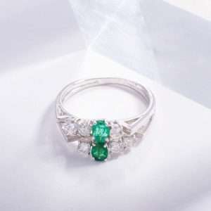 18K WHITE GOLD WITH EMERALD AND WHITE DIAMOND