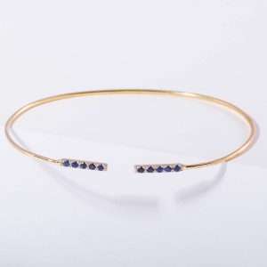 18K YELLOW GOLD BANGLE WITH BLUE SAPPHIRE