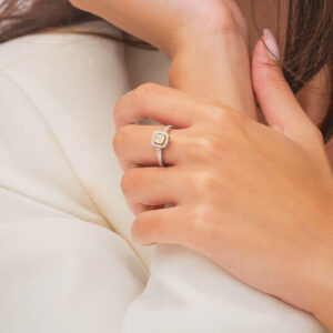 18K WHITE GOLD RING WITH WHITE DIAMOND AND EMERALD