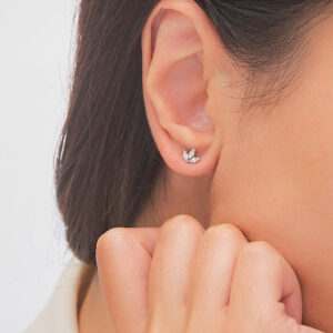 18K WHITE GOLD SINGLE STUD EARRING WITH WHITE DIAMOND