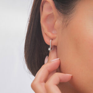 18K WHITE GOLD HOOP EARRING WITH WHITE DIAMOND