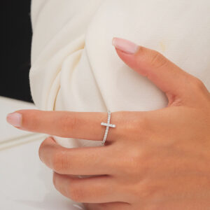 18K WHITE GOLD CROSS RING WITH WHITE DIAMOND