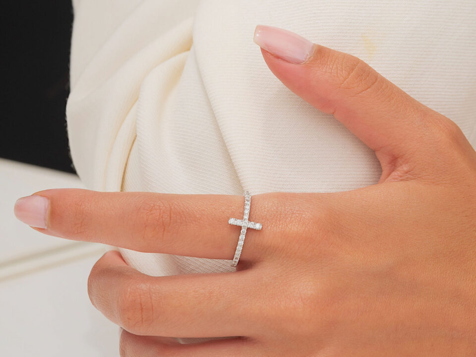 18K WHITE GOLD CROSS RING WITH WHITE DIAMOND