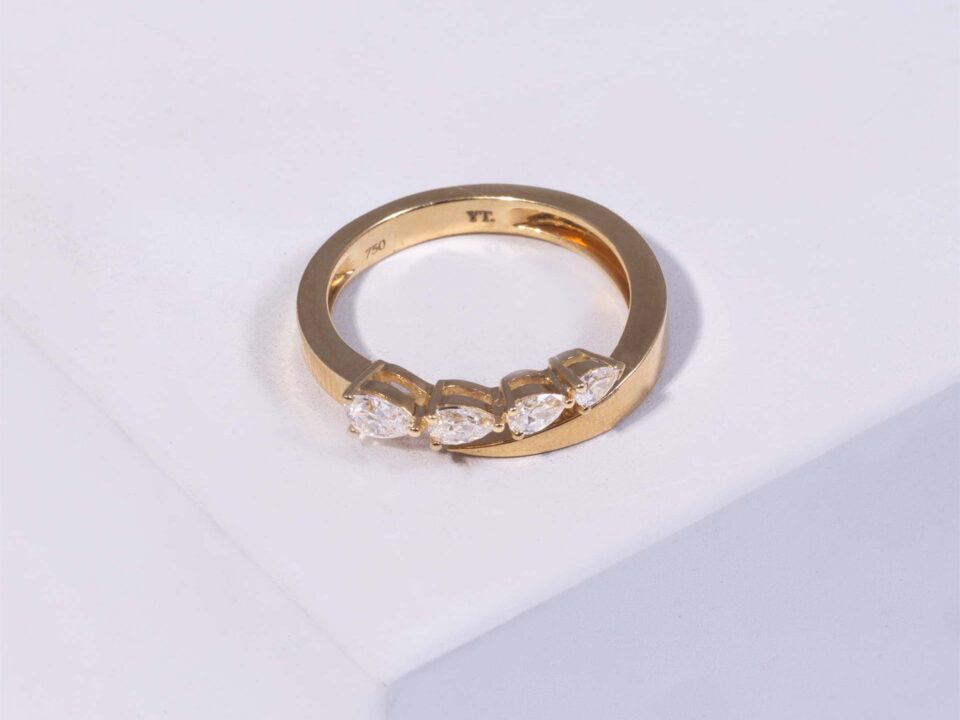 18K YELLOW GOLD RING WITH WHITE DIAMOND