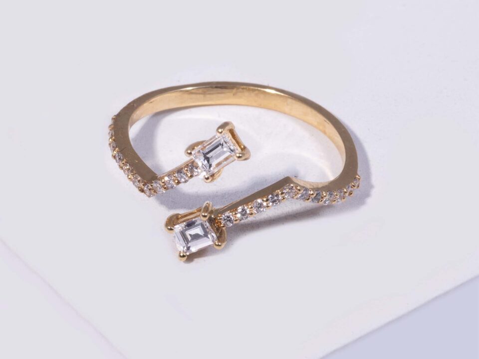 18K YELLOW GOLD RING WITH WHITE DIAMOND