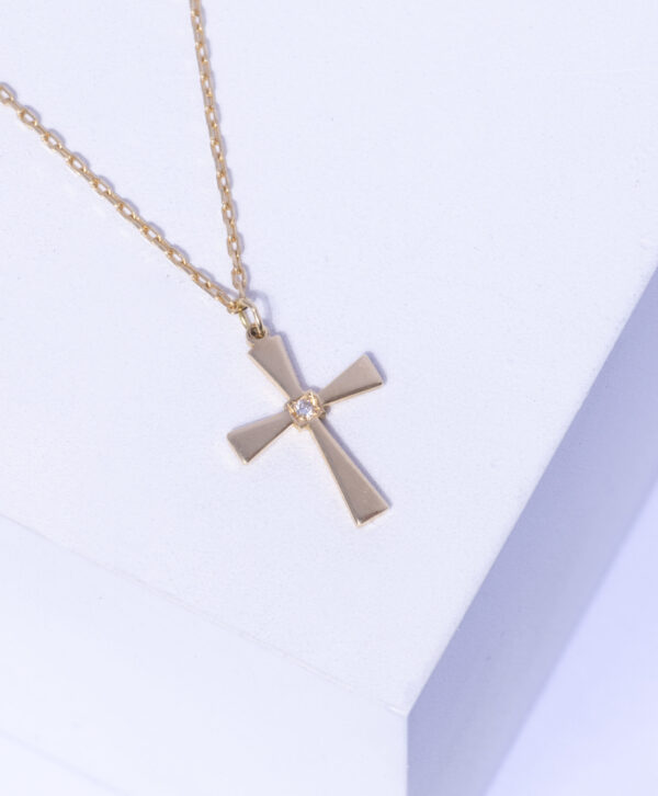 18K YELLOW GOLD CROSS NECKLACE WITH WHITE DIAMOND