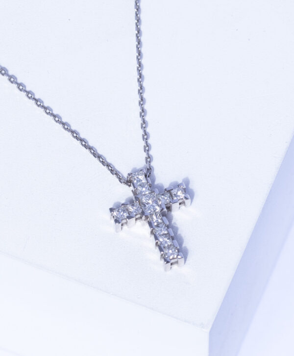 18K WHITE GOLD CROSS NECKLACE WITH WHITE DIAMOND