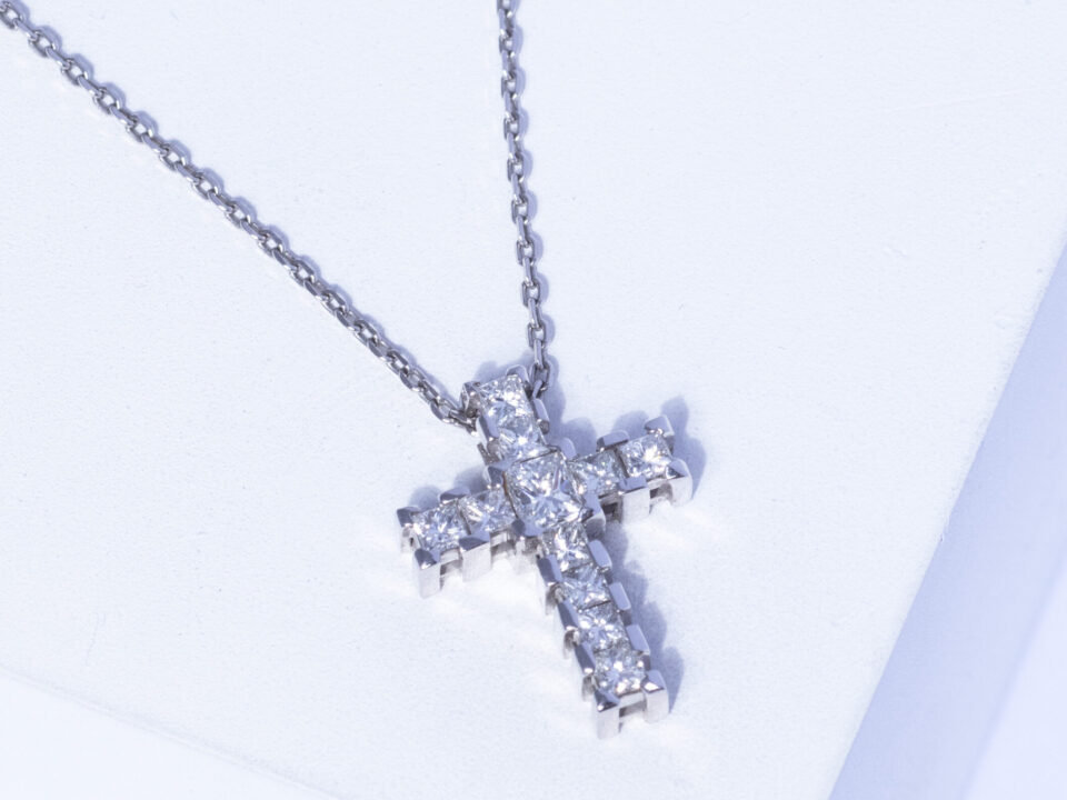 18K WHITE GOLD CROSS NECKLACE WITH WHITE DIAMOND