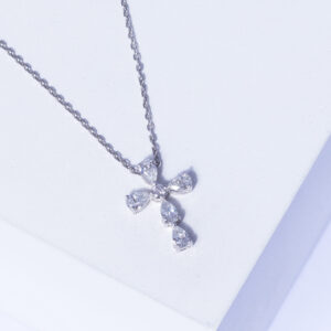 18K WHITE GOLD CROSS NECKLACE WITH WHITE DIAMOND