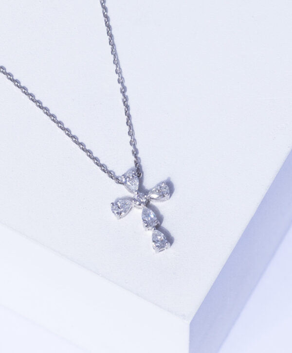 18K WHITE GOLD CROSS NECKLACE WITH WHITE DIAMOND
