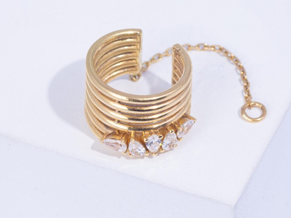 18K YELLOW GOLD  EARCUFF WITH WHITE  DIAMOND