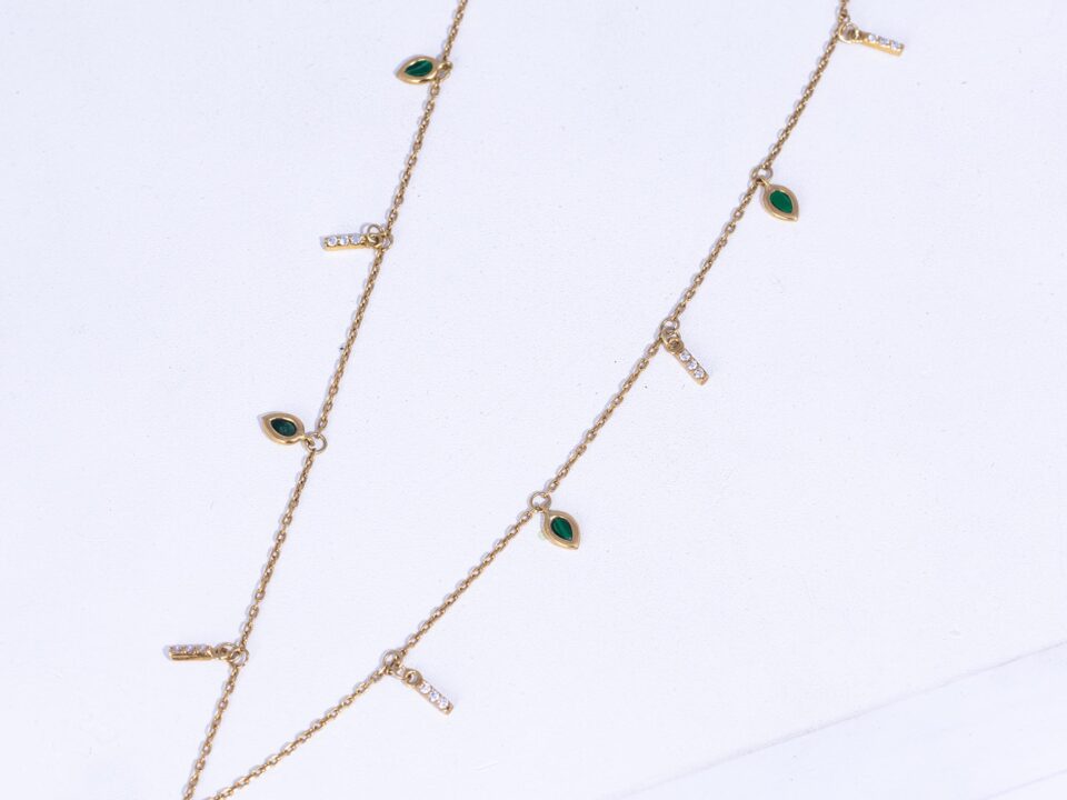 18K YELLOW GOLD NECKLACE WITH WHITE DIAMOND AND GREEN ENAMEL