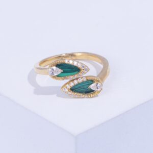 18K YELLOW GOLD RING WITH WHITE DIAMOND AND MALACHITE STONE