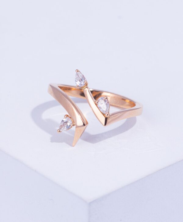 18K PINK GOLD RING WITH WHITE DIAMOND